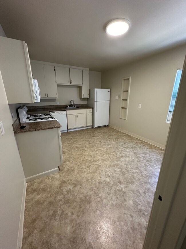 Building Photo - 2 bed/1 bath with garage