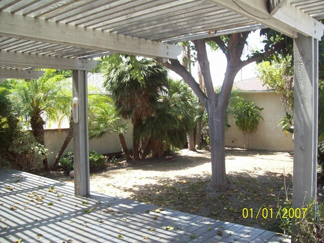 Building Photo - 3 BEDROOM, 1 BATH ON TREE LINED STREET