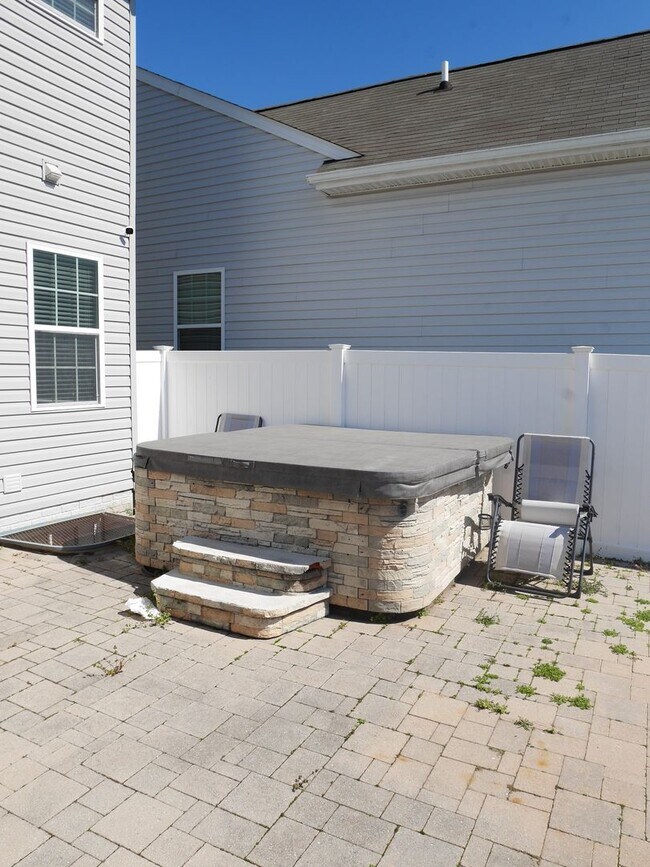 Building Photo - Modern 5-Bedroom Home in Easton – Offered Furnished or Unfurnished