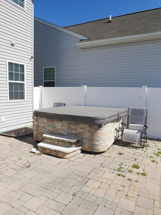 Building Photo - Stunning 5-Bedroom, 3.5-Bathroom Fully Furnished Home for Rent