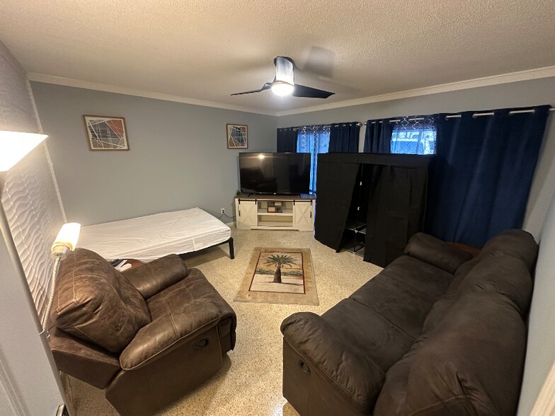 Building Photo - 819 Schumann Dr