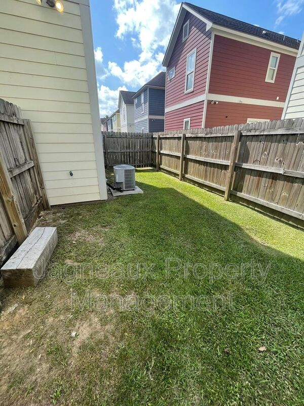 Building Photo - 102 Hargrave Dr