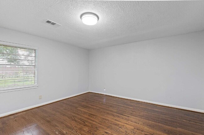Building Photo - 118 E Thornton Rd