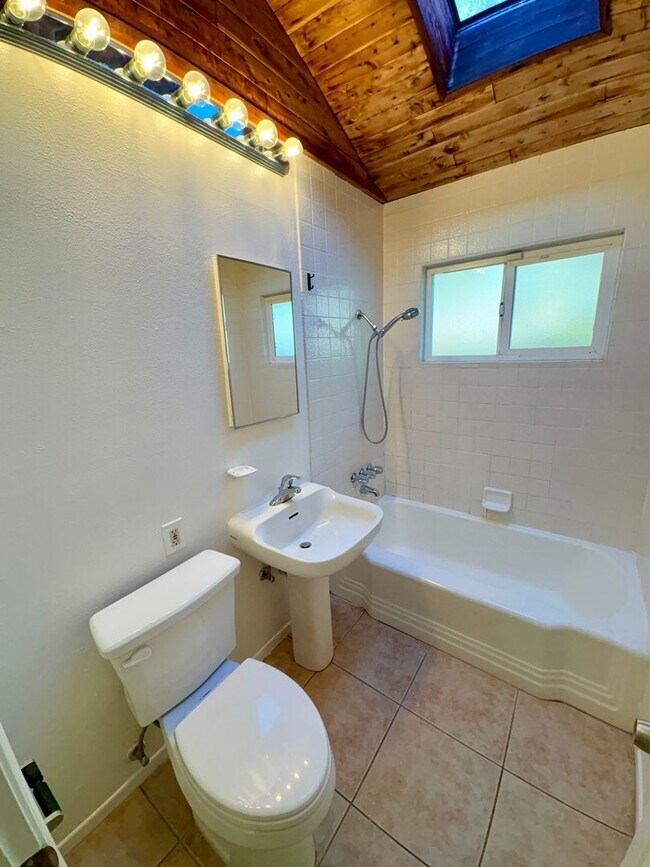 Building Photo - Secluded 3 Bedroom House in Encinitas