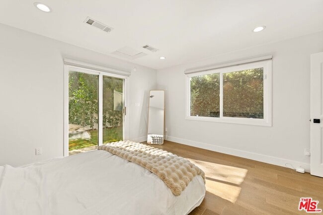 Building Photo - 11642 Acama St