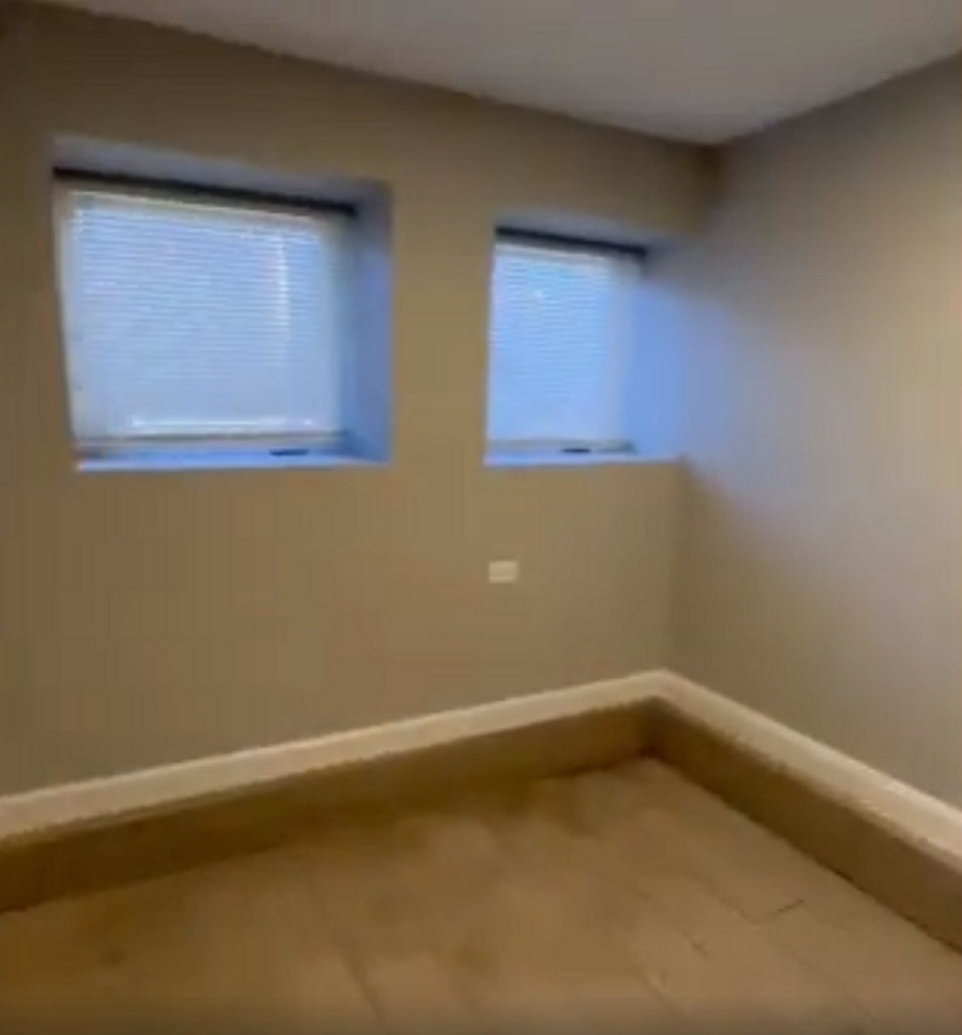 Building Photo - 6612 S Rhodes Ave