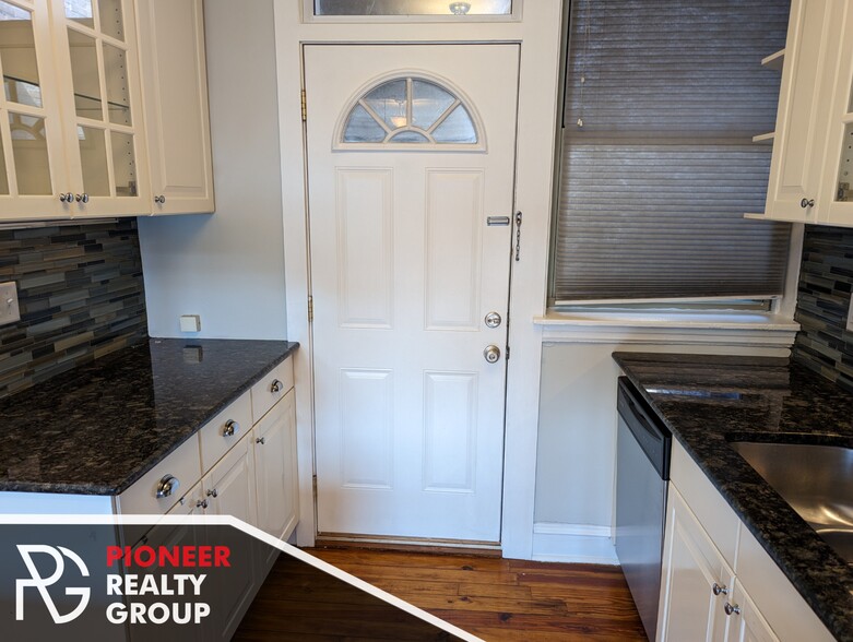 Building Photo - 546 W Surf St