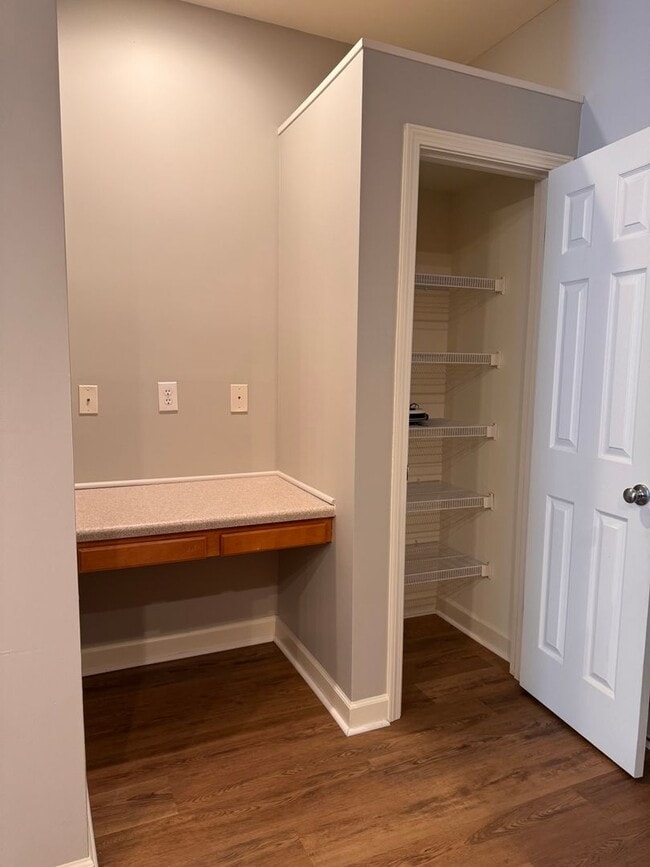 Building Photo - 2BR 2.5BA Townhome with Screened Porch