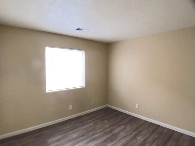 Building Photo - Ventana Ranch 3 bedroom. Newer Flooring! No Carpet. Huge open living space. Great location.