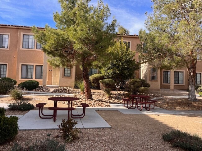Building Photo - 2 Bedroom condo - Great Location