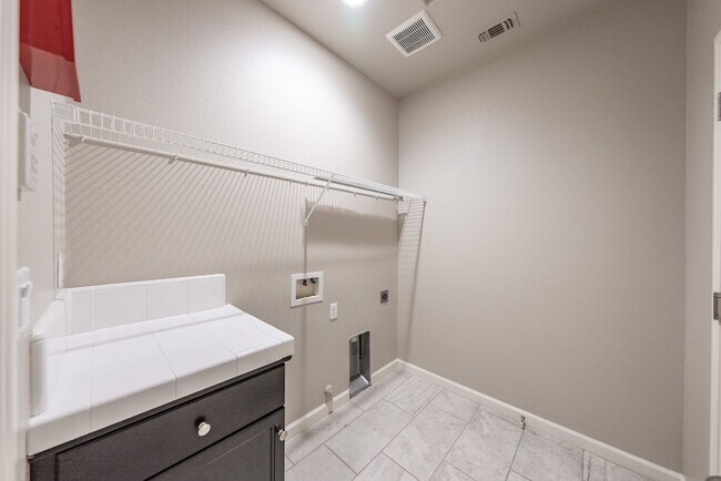 Building Photo - Beautiful 4-Bedroom Home with Office in Cl...