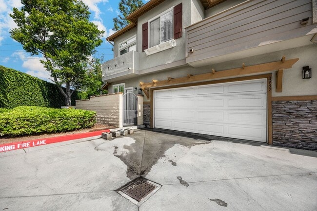 Building Photo - Adorable 2 Story 3 Bed 3 Bath Condo Gated Community