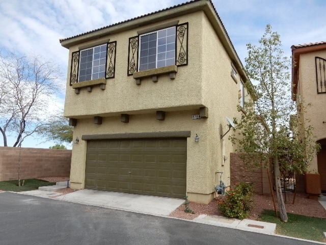 Building Photo - 2 Story 3 bedrooms 2.5 bathrooms