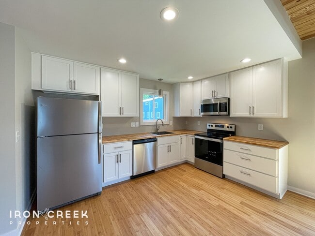 Building Photo - Beautiful, Brand-New Compact Cottage in So...