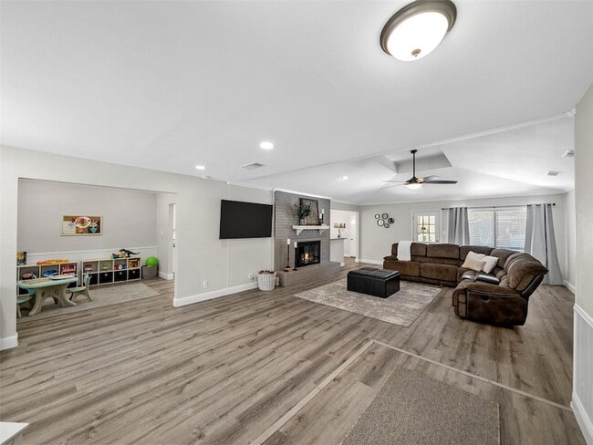 Building Photo - 709 Thoreau Ln