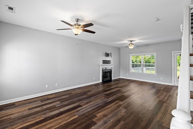 Building Photo - 4 Bedroom with Large Lot Available Now!