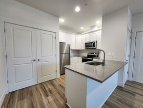 Building Photo - $500 MOVE IN SPECIAL - FREE RENT - Beautiful Brand New Modern Apartment Homes in Keizer