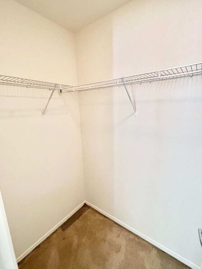Building Photo - 3bd 3bth Gated