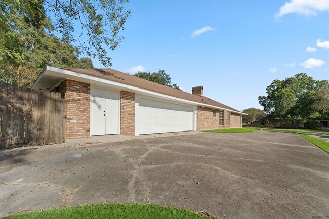 Building Photo - 685 Daventry Dr