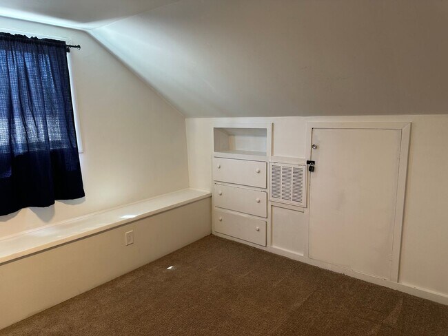 Building Photo - Updated 4 bedroom 2 bath house in Eugene!