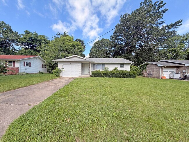 Building Photo - Great Location - 3 bedroom home available!