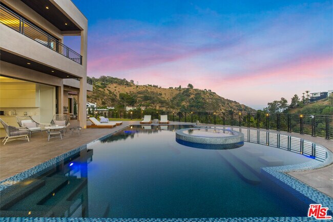 Building Photo - 2501 Zorada Dr
