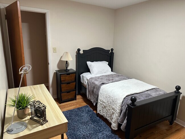 Building Photo - 2346 Pine St