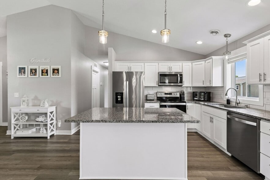 Building Photo - 720 Deer Trl
