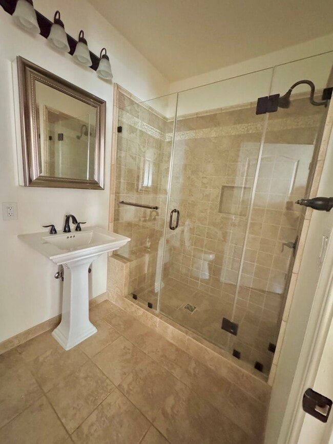 Building Photo - MUST SEE!!!!!