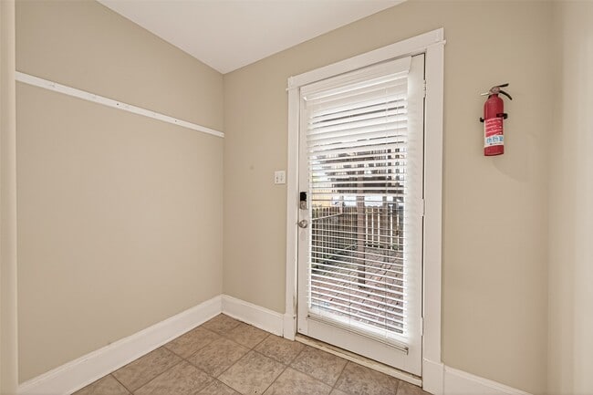 Building Photo - 1807 Crocker St