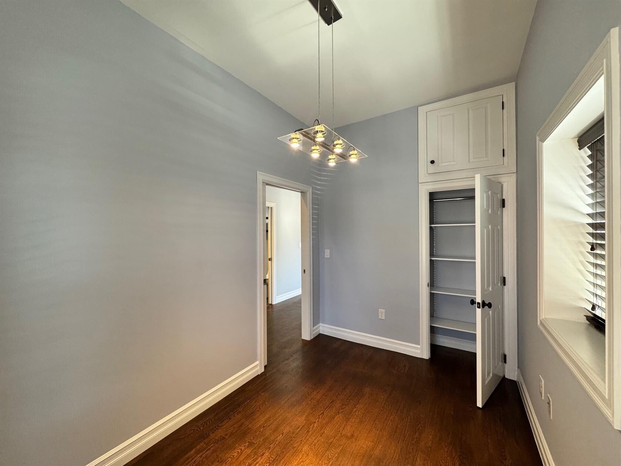 Building Photo - 8 Cross St E