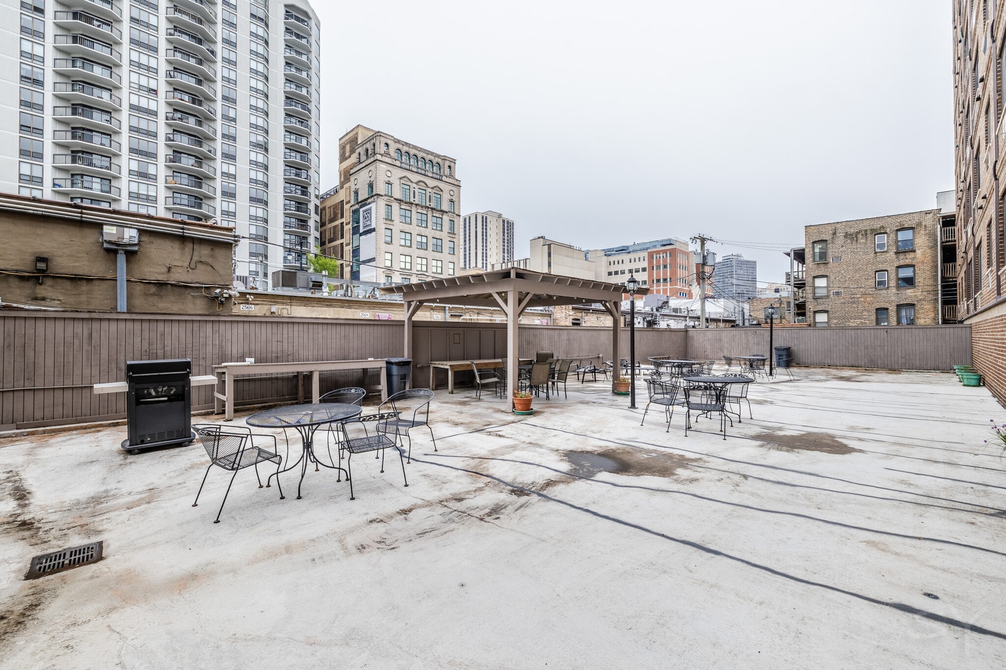 Building Photo - 607 W Wrightwood Ave