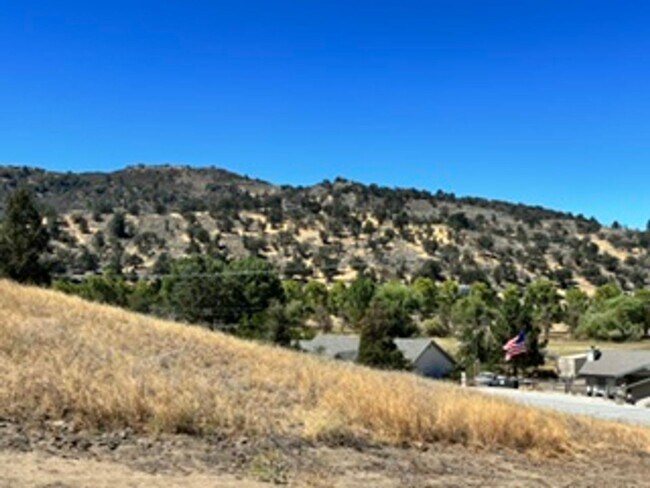 Building Photo - 23578 Lakeview Dr