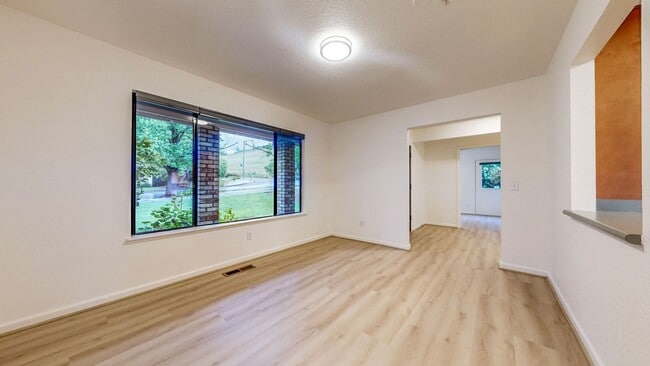 Building Photo - Bright and Beautiful 4 bedroom 2.5 Bath with large enclosed back yard and close proximity to Mari...