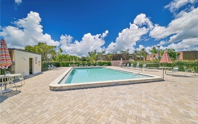 Building Photo - 1430 Park Shore Cir