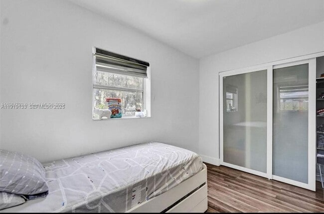 Building Photo - 685 SW 7th Terrace