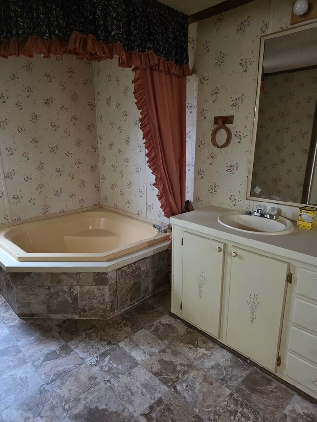 Building Photo - 144 Matthews St