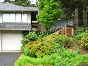 Building Photo - 3 BR Townhome- Wonderful Privacy Deck in Beaverton with 1 Car Garage & A/C!