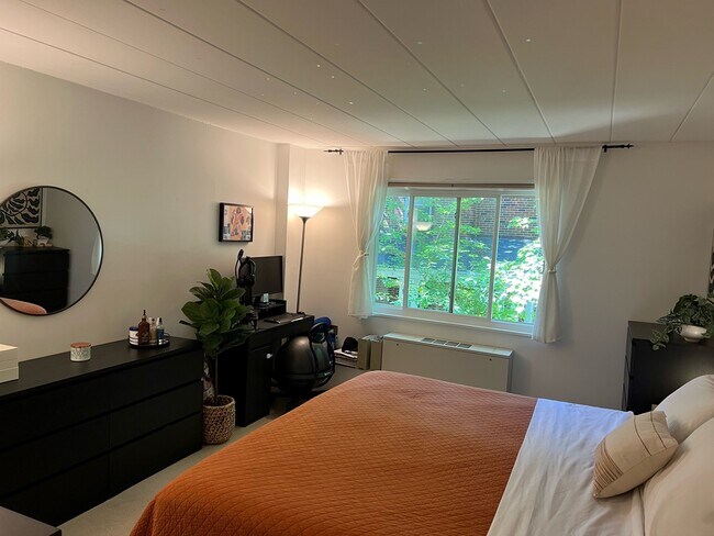 Building Photo - 4800 Chevy Chase Dr