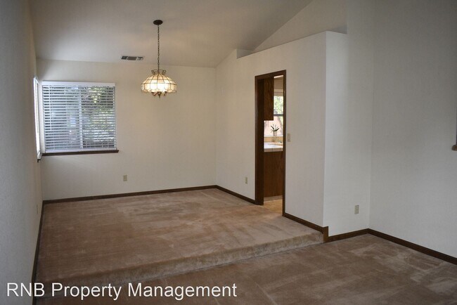 Building Photo - 3 br, 3 bath House - 5616 Bluffs Drive
