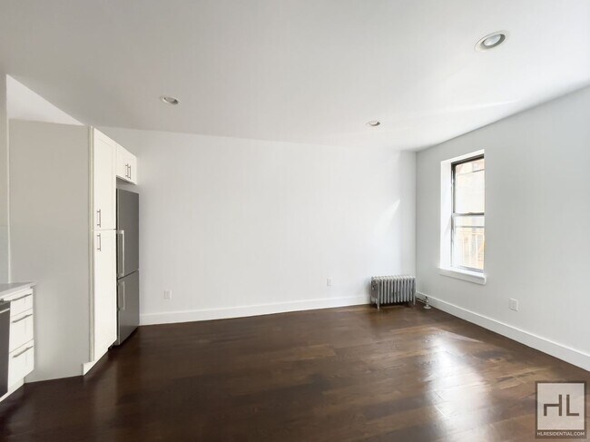 Building Photo - Renovated Spacious 1-Bed 1-Bath / West Cro...