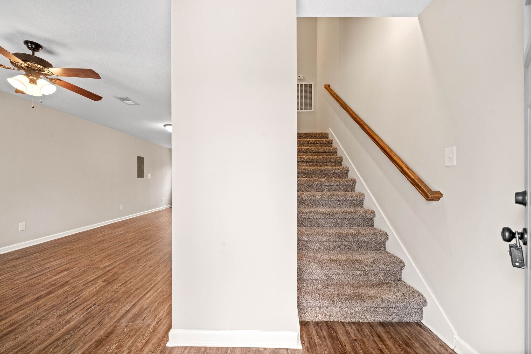 Building Photo - 1560 E Knollwood Cir