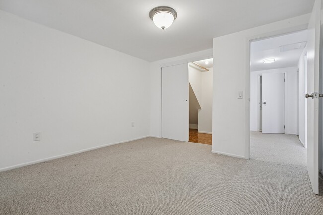 Building Photo - 13 Eton Ct