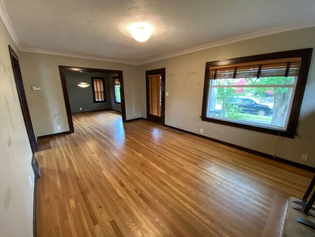 Building Photo - Arbor Lodge Bungalow!