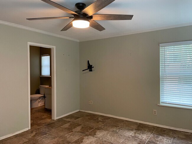 Building Photo - 1.5 Miles to Gruene / Fridge, Washer & Dryer Included / 2 Living Areas / Tons of Space / No Carpe...