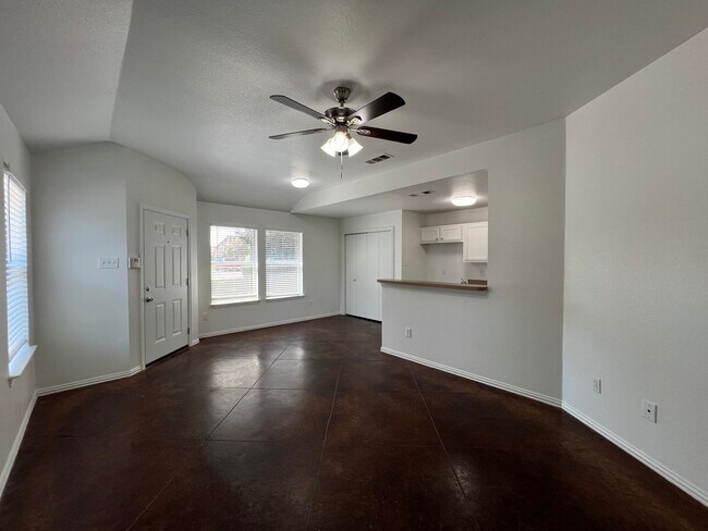 Building Photo - Oakwood521 Units A/B