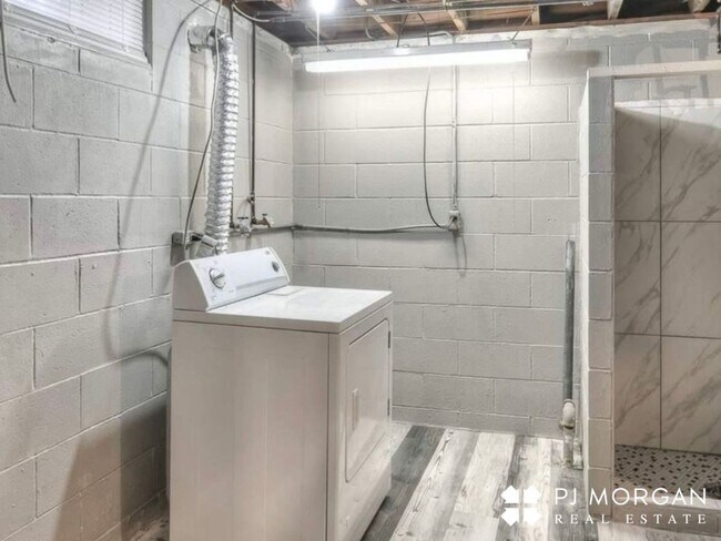 Building Photo - 4 bedroom, 3 Bathroom House