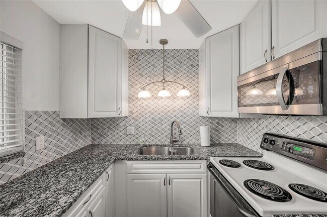 Building Photo - 1801 Bedford Terrace