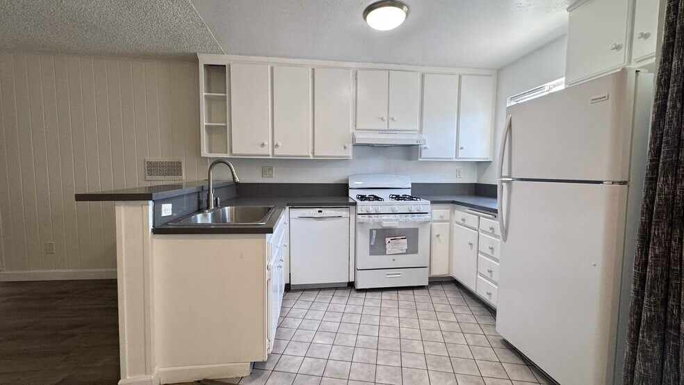 Primary Photo - 18530 Hatteras St