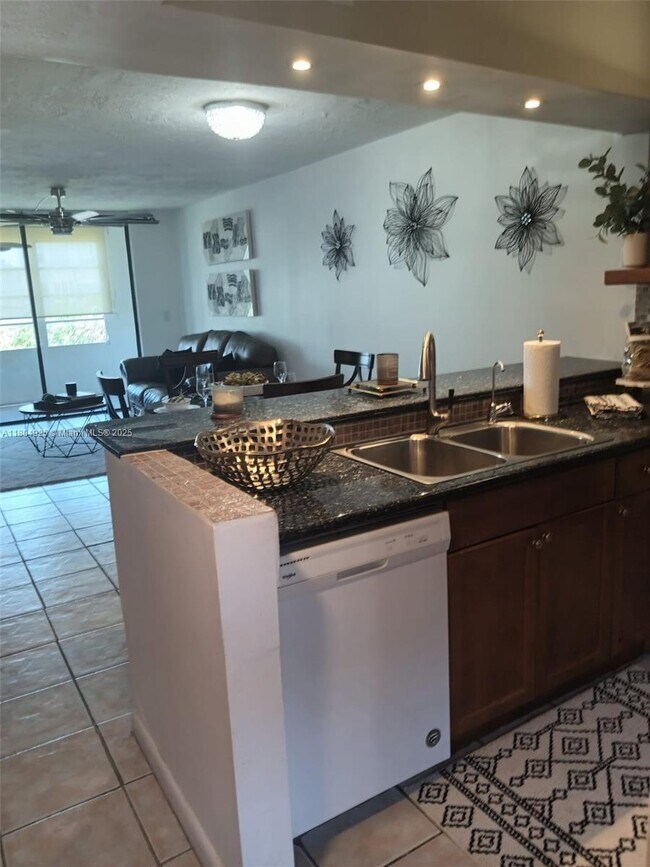 Building Photo - 2821 Somerset Dr